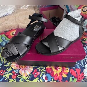 Munro Black Strappy Women's Sandals Munro Brinn sandals in black leather.